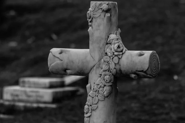 Antiguo Cementerio Católico Una Tumba Forma Cruz —  Fotos de Stock