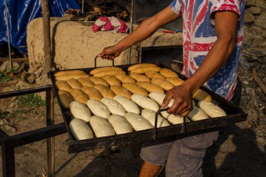 Hindistan cevizi tepesi ile taze tatlı pasta. Hindistan fırında bir sokak.