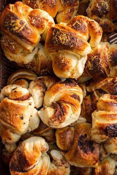Tatlı taze rulo. Eve ekmek