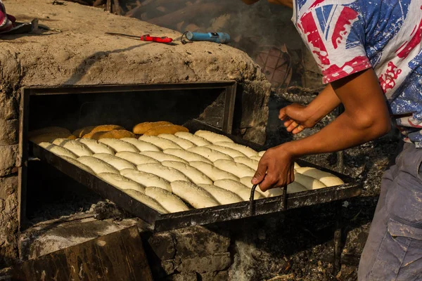 Уличная Пекарня Индии Мужчина Кладет Духовку Простыню Рулонами — стоковое фото