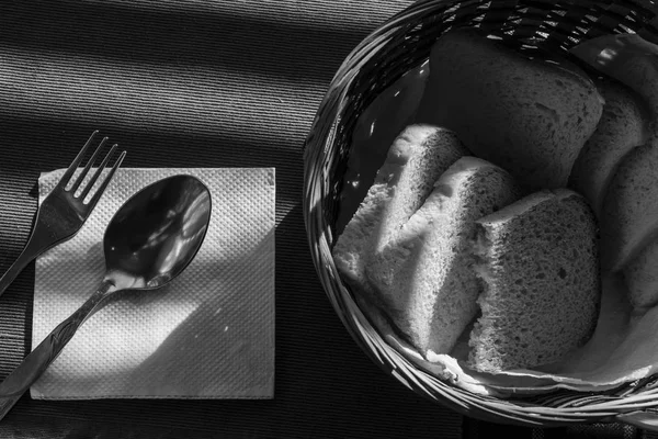 Ekmek kutusunda ekmek parçaları. Masa ayarı. Basit şeyler