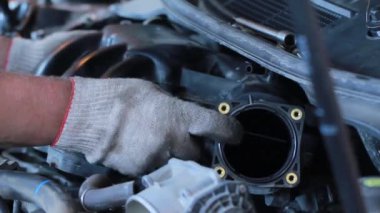 Meslek araba tamircisi. Araba bakım istasyonu. Motor kapağı yüklemek