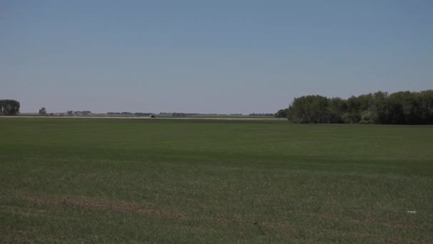 Náklaďák Vyvolává Prach Polní Cesty Linii Obzoru Okraji Pole Farmy — Stock video