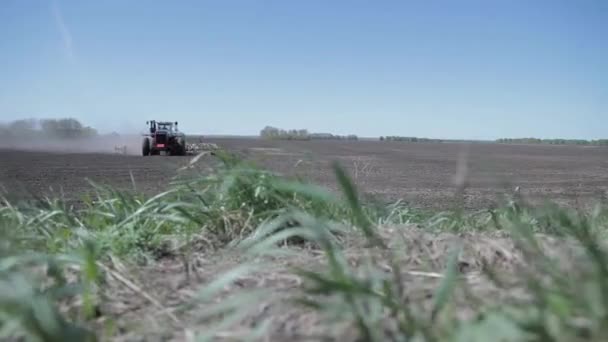 拖拉机正接近耕地的尽头 在谷物农场播种工作 — 图库视频影像