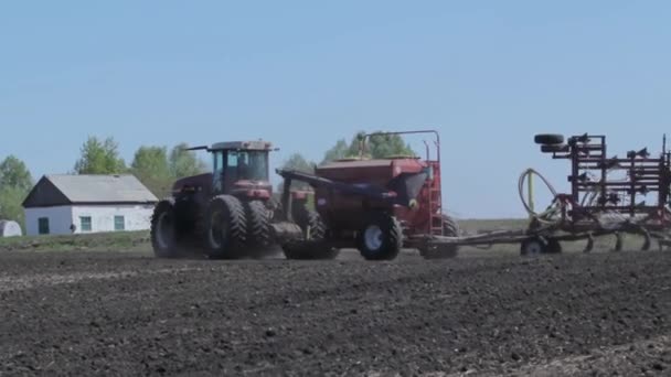 Tracteur Avec Une Remorque Spéciale Pour Semer Grain Déplace Long — Video