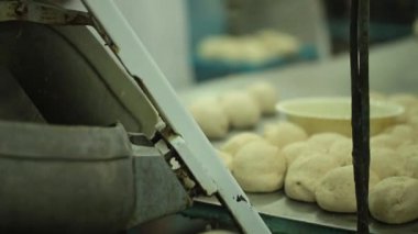 Ekmek Fabrikası'nda çalışma günü. Şekerleme dükkanı iç. Kadın çiğ hamur vardiya.