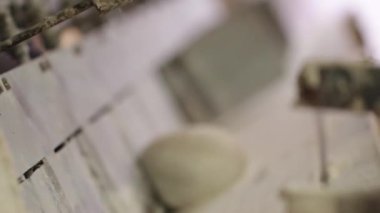 Modern fırın ekmek. Ekmek üretim aşamaları. Şimdi pişirme için hamur konveyör bant hareket ediyor