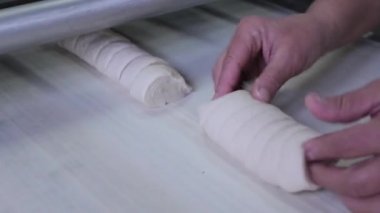 Fırında hamur ile çalışan kadın.