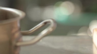 Çalışma gününün başlangıç Restoran mutfağında. Aşçı gıda kesmeye hazırlanıyor.