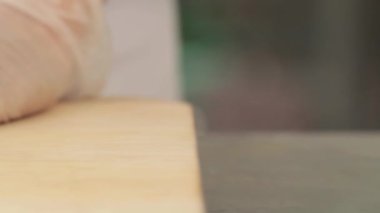 Çalışma gününün başlangıç Restoran mutfağında. Aşçı gıda kesmeye hazırlanıyor.