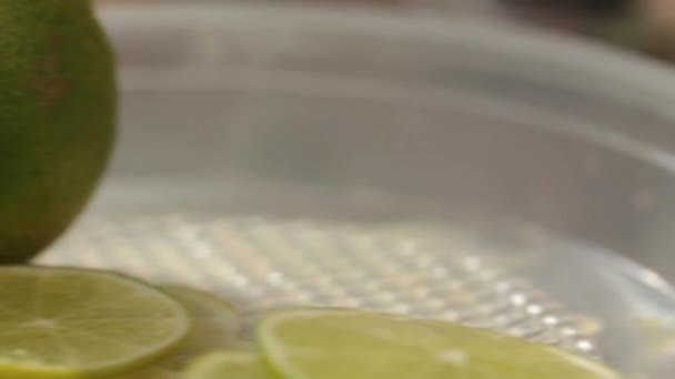 Ingrients 石灰和橄榄切片 早晨在餐馆厨房 — 图库视频影像