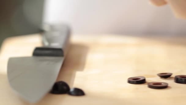 Cocinero Prepara Una Ensalada Con Aceitunas — Vídeo de stock