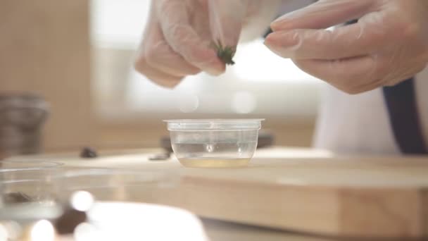 Cocinero Prepara Una Ensalada Con Aceitunas — Vídeo de stock