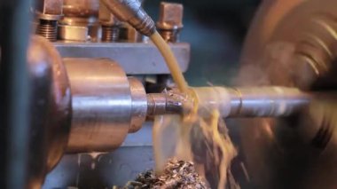 Soğutma teknolojisi. İşlem sırasında Torna. Modern bir fabrika. Aracı dükkanı. Turner meslek