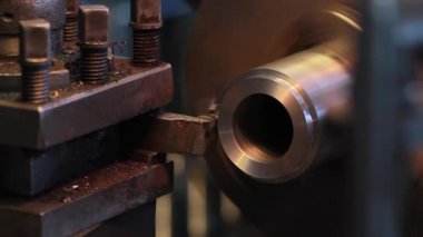 Bir torna üzerinde çelik konik tornalama.