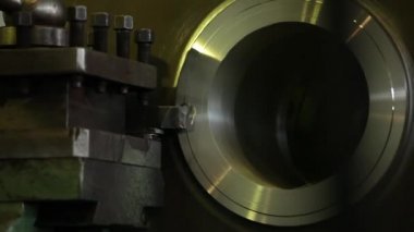 Özel bir torna üzerinde büyük öğeleri üretim işlemi. Metal yapıların modern Fabrikası. Meslek turner.