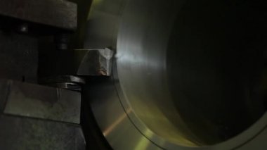 Özel bir torna üzerinde büyük öğeleri üretim işlemi. Metal yapıların modern Fabrikası. Meslek turner.