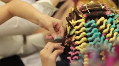 Salonların okulda grup sınıflar. Saç şekillendirme, saç curlers yardımıyla üzerine bir ders