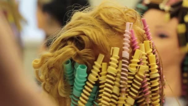 École de coiffeurs. leçon de coloration des cheveux .