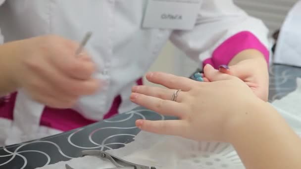 Manikiurzystka Obsługuje Paznokcie Dziewczynkę Rękę Salon Manicure Nowoczesny — Wideo stockowe