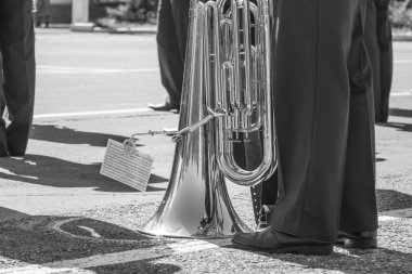 Müzisyen bir trompet ile performans bekliyor