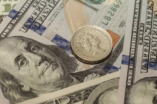 Курсы Валют Новые Американские Сто Долларов Монета Одном Английском Фунте — стоковое фото