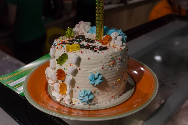 Pastel Crema Regalo Para Unas Vacaciones Infantiles — Foto de Stock