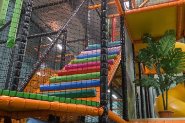 Alışveriş merkezinde oyun odası. Modern bir çocuk odasının iç detayları.