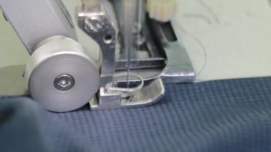 İşyeri terzi giyim fabrikası'nda. Modern bir dikiş makinesi operasyonda. Bir astar bir ceket için dikiş