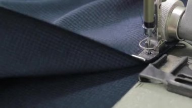 İşyeri terzi giyim fabrikası'nda. Modern bir dikiş makinesi operasyonda. Bir astar bir ceket için dikiş