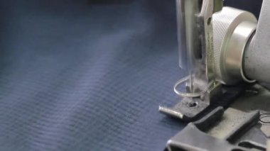 İşyeri terzi giyim fabrikası'nda. Modern bir dikiş makinesi operasyonda. Bir astar bir ceket için dikiş