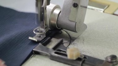 İşyeri terzi giyim fabrikası'nda. Modern bir dikiş makinesi operasyonda. Bir astar bir ceket için dikiş
