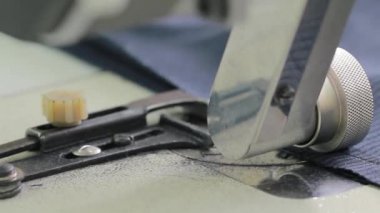 İşyeri terzi giyim fabrikası'nda. Modern bir dikiş makinesi operasyonda. Bir astar bir ceket için dikiş