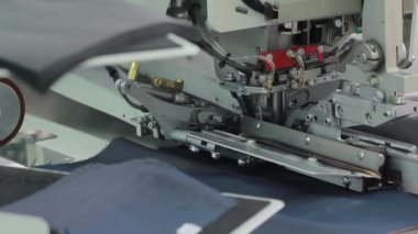 Modern dokuma fabrikası. Bir kadın tezgâh çalışıyor. Ayrıntılar ve makine tasarım unsurları. Teknoloji iş