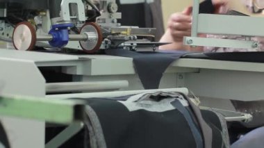 Modern dokuma fabrikası. Bir kadın tezgâh çalışıyor. Ayrıntılar ve makine tasarım unsurları. Teknoloji iş