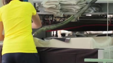 Kadın erkek takım elbise Ütü makine üzerinde ayrıntılarını Ütü. Meslek terzi. Bir modern giyim fabrikası. Moda endüstrisi