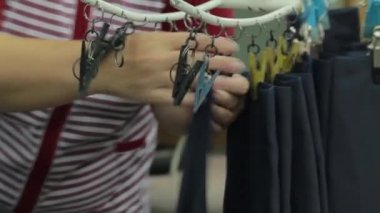 Bir erkek elbisesi üretim aşamaları. Ceket bölümleri için elbise askısı. Modern giyim fabrika