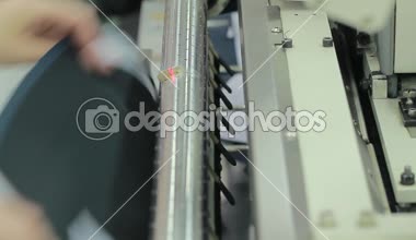 Meslek terzi. Bir modern giyim fabrikası. Bir kadın kumaş parçaları bir dikiş makinesi koyar..