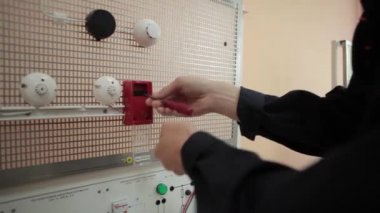 Bir alarm sistemi montajı. Üniversite eğitim Stand. Özel eğitim modern sistemi. Meslek elektrikçi
