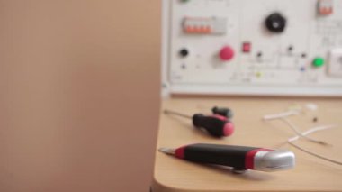Elektroteknik Koleji'nde eğitim sınıf. Pratik çalışma. Modern eğitim. Araç kutusu elektrikçi