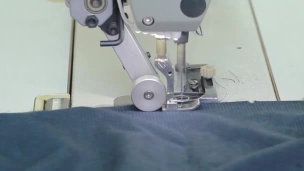 Costurera Lugar Trabajo Fábrica Ropa Una Moderna Máquina Coser Funcionamiento — Vídeos de Stock