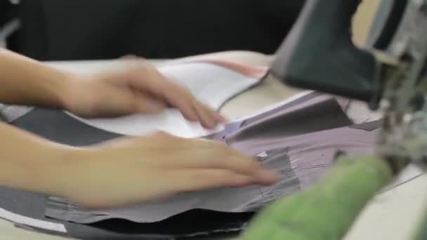 Machine à repasser en fonctionnement. L'équipement d'une usine de vêtements. Profession de couturière. Industrie de la mode 