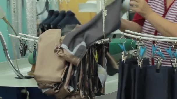 モダンな縫製工場 男性のスーツを製造するプロセス 男のジャケットの袖のブランク — ストック動画