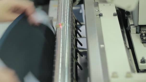 职业女裁缝 现代服装厂 一个女人把一块布放在缝纫机上 — 图库视频影像