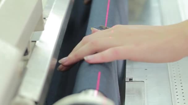 専門職女性の裁縫師 モダンな縫製工場 女性がミシンで布の部分を置く — ストック動画