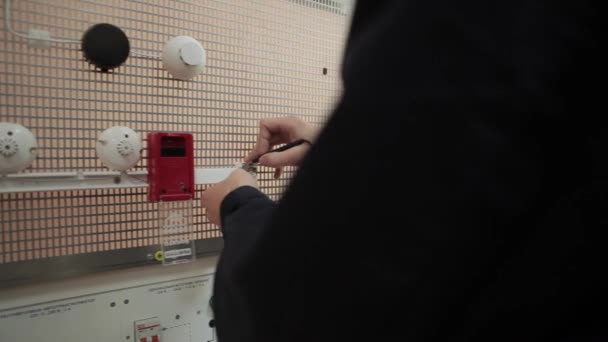 Installatie Van Een Alarmsysteem College Onderwijs Stand Modern Stelsel Van — Stockvideo