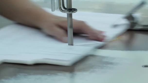 工业电动夹具锯 一个女人用电锯剪一捆纸 — 图库视频影像