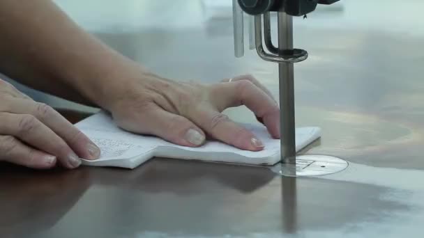 工业电动夹具锯 一个女人用电锯剪一捆纸 — 图库视频影像