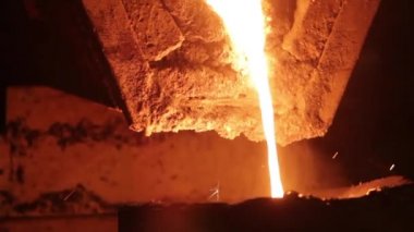 Erimiş metal fırın dışarı akar. Modern Metalurji Sanayi. Döküm.
