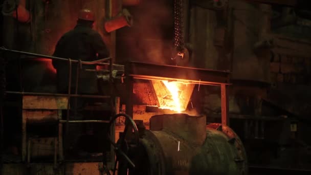 Muncitorul Din Turnătorie Stă Lângă Cuptorul Exploziei Metalul Lichid Curge — Videoclip de stoc
